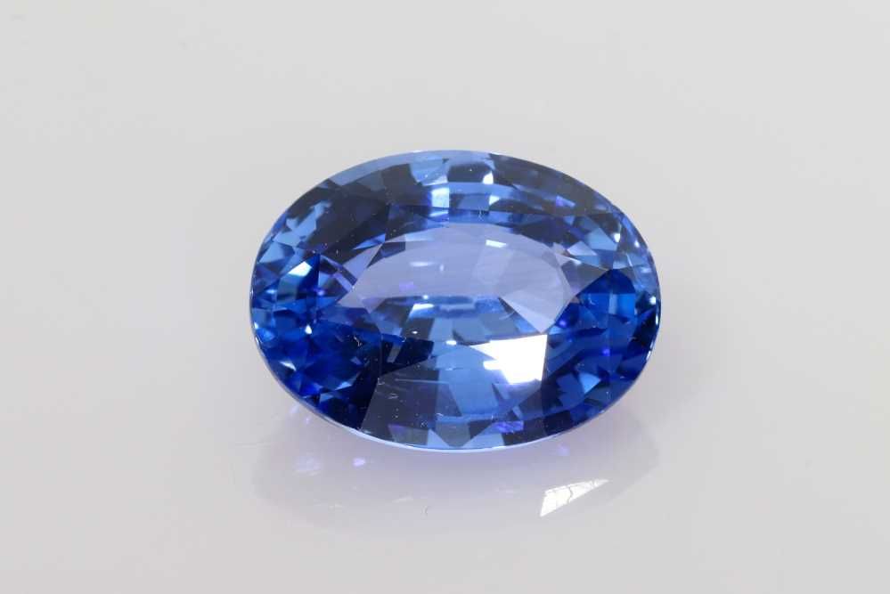 7.52 Karat Oval Form Sapphire Gemstone