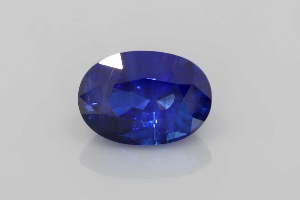 4.54 Karat Oval Form Sapphire Gemstone