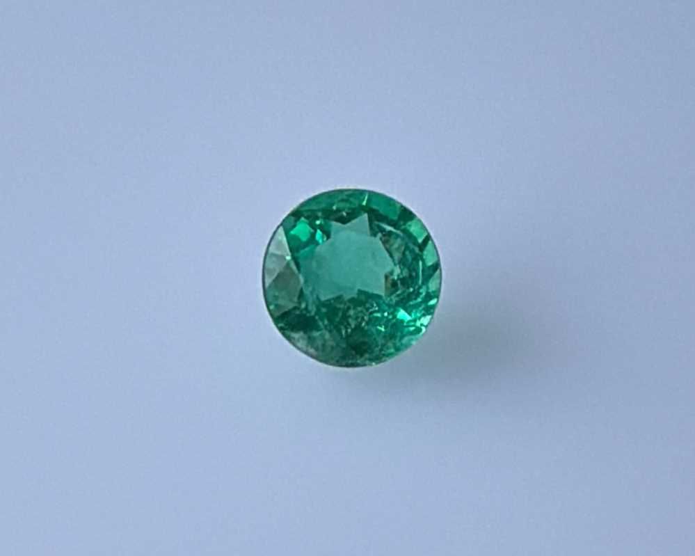0.79 Karat Brillant Form Emerald Gemstone