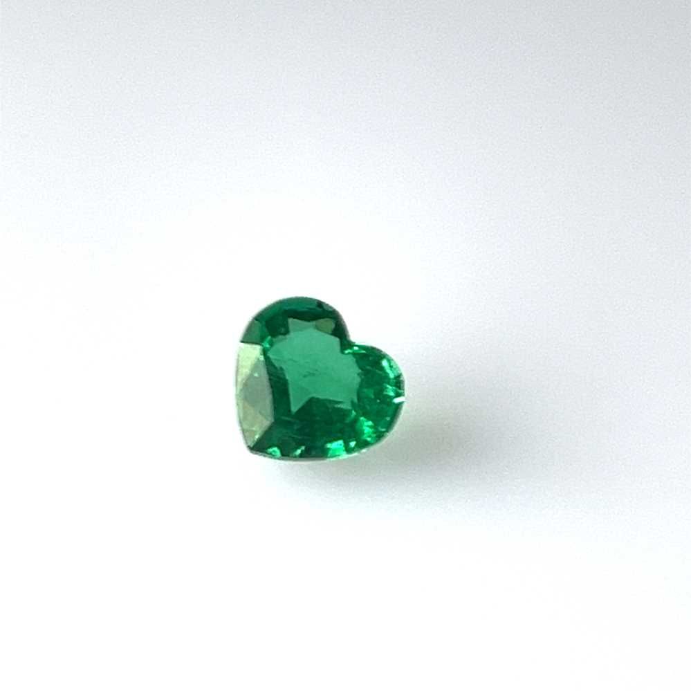 0.78 Karat Herz Form Emerald Gemstone