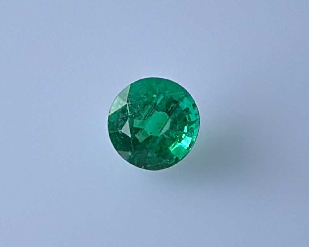 0.87 Karat Brillant Form Emerald Gemstone