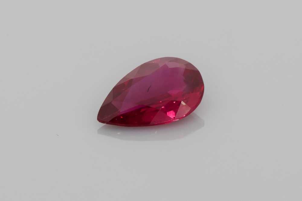 1.26 Karat Tropfen Form Ruby Gemstone