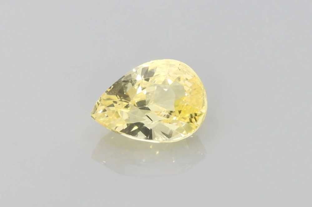 2.49 Karat Tropfen Form Sapphire Gemstone