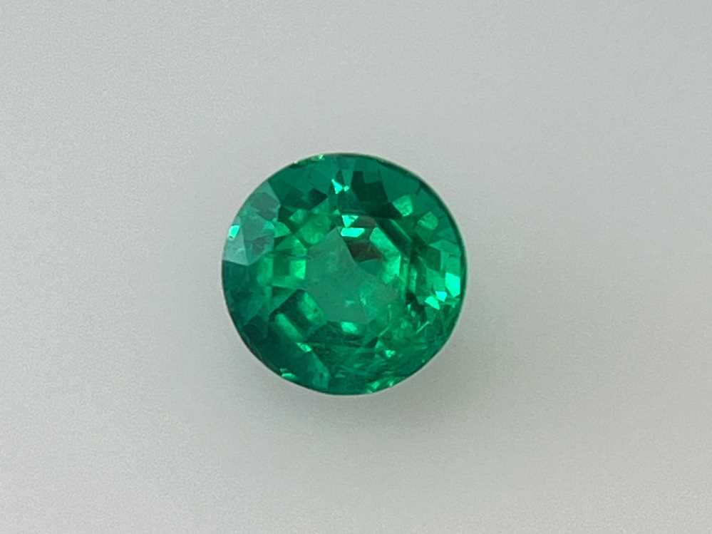 0.9 Karat Brillant Form Emerald Gemstone