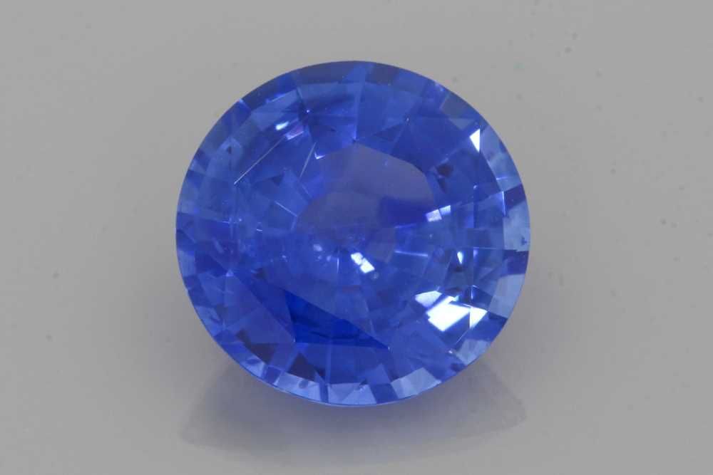 4.37 Karat Brillant Form Sapphire Gemstone