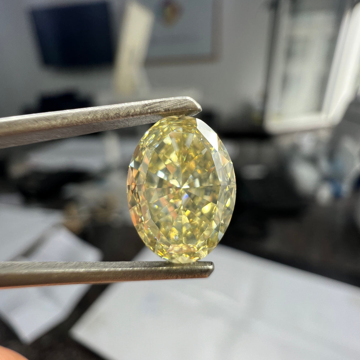 1.74 Karat Oval Form Naturdiamant